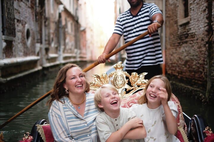 Iconic Venice Photoshoot and Private Gondola Adventure photo 4