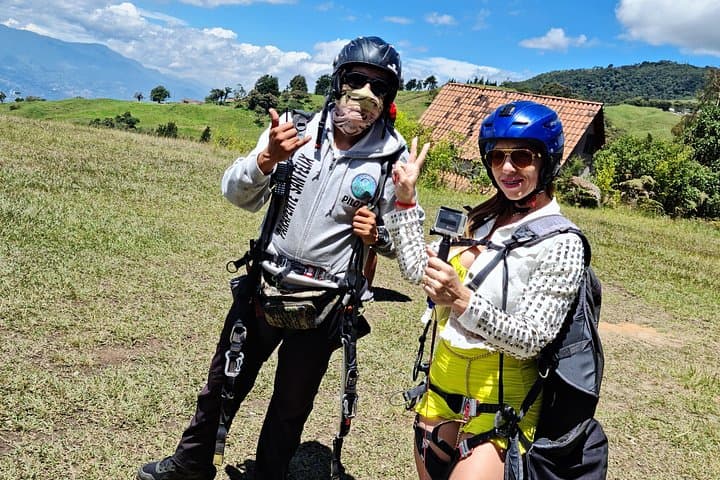 Paragliding Over Medellín’s Aburrá Valley — 15-Minute Tandem Flight with Pickup photo 4