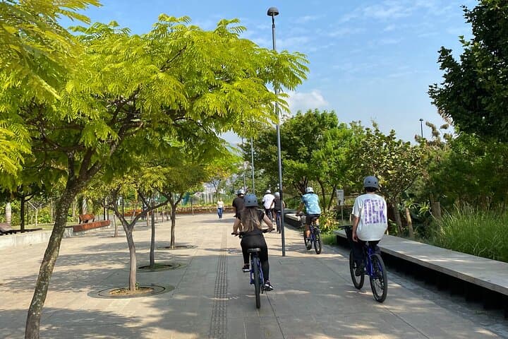 Medellín Bike City Tour: Coffee, Snacks & Urban Stories on Two Wheels photo 3