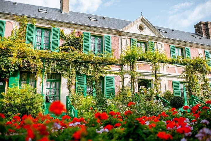 Versailles and Monet's Giverny: Skip-the-Line Day Trip from Paris