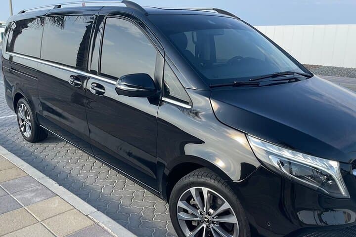 Dubai Luxury Private Airport Transfer — Mercedes Viano Door-to-Door Service photo 3