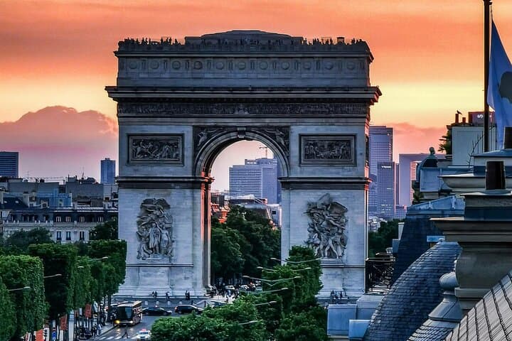 First-Day Paris: Half-Day Walking Tour from Montmartre to the Arc de Triomphe