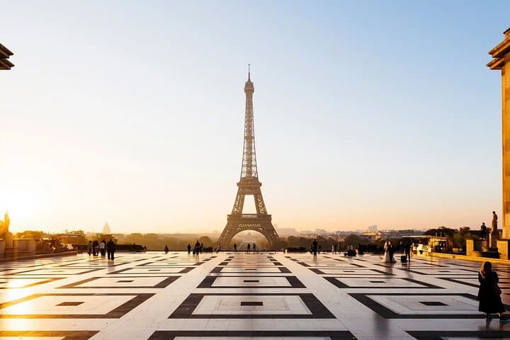 First-Day Paris: Half-Day Walking Tour from Montmartre to the Arc de Triomphe photo 2