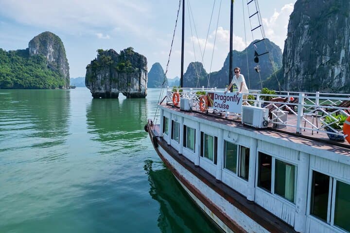 Halong Bay Day Cruise: Kayak Ba Hang, Thien Cung Cave & Seafood Lunch on Dragonfly