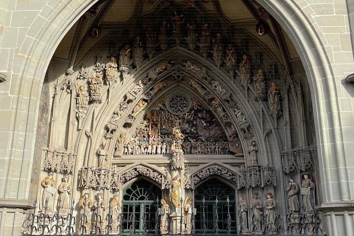Bern UNESCO Old Town Walking Tour — Einstein, Fountains & Local Flavors photo 2