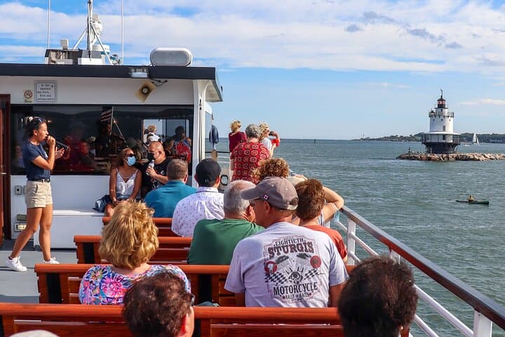 Portland-harbor-lights-and-sights-cruise-casco-bay-lighthouses-forts