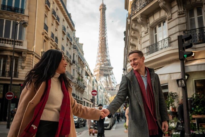 Paris Natural Portrait Session: Authentic Photos by the Eiffel Tower & Louvre