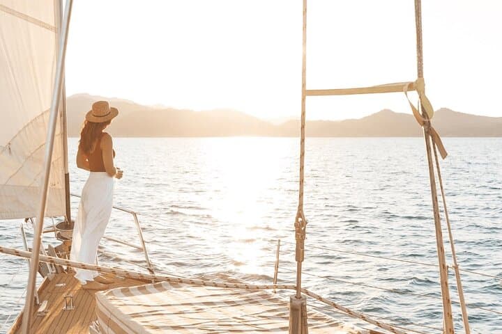 Magnetic Island Sip and Sail Sunset Cruise — Twilight Yacht Experience in Cleveland Bay