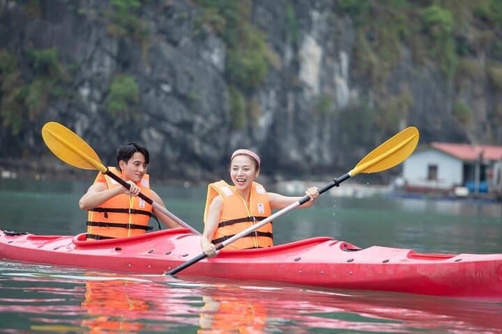 Bai Tu Long Day Trip: Kayak Thien Canh Son Cave & Vung Vieng Fishing Village photo 6