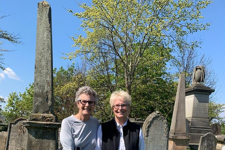 Stirling Wee Walk and Gin Tasting: Old Town History Tour with Distillery Flight photo 5