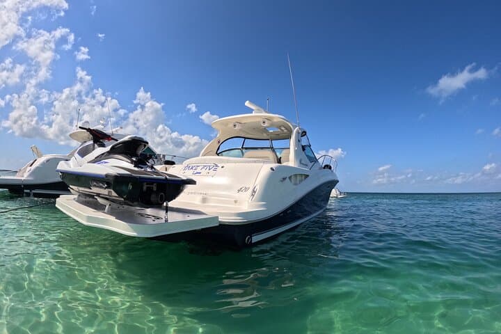 Private Half-Day Stingray City & Coral Gardens: Luxury Boat Tour from George Town photo 2