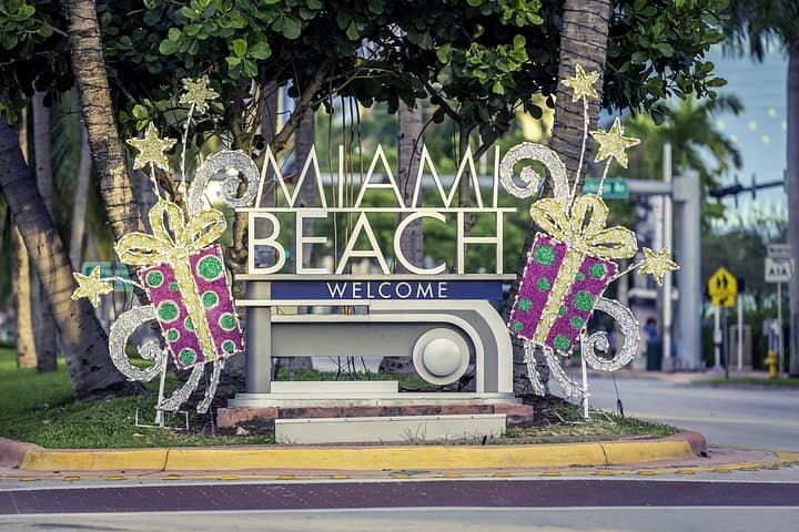 Private Christmas Walking Tour in Miami — Holiday Lights, Bayfront Park & Wynwood photo 3