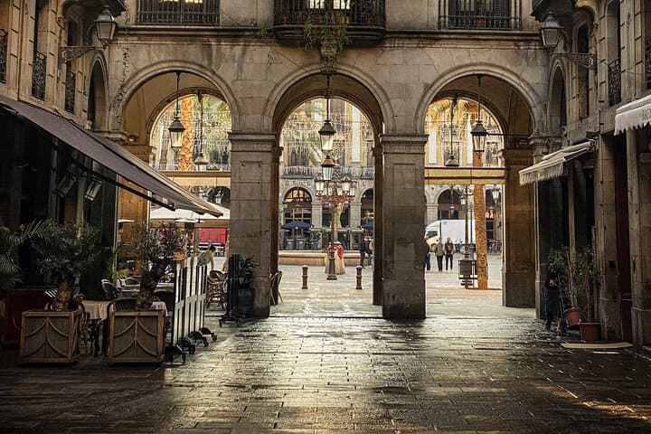 Vintage Barcelona: Historic Bars & Restaurants Exploration Game photo 5