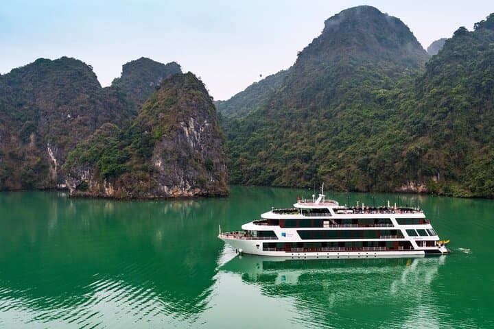 Luxury Overnight Cruise Through Ha Long & Lan Ha Bay: 2-Day Le Théâtre Experience photo 3