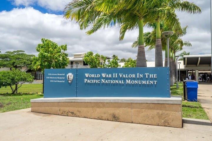 Pearl Harbor Visitor Center & Oahu Grand Circle: Full-Day Historical and Island Tour