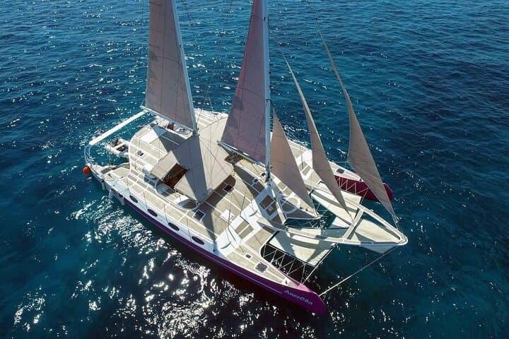 Sun, Snorkel & BBQ: Full-Day Catamaran Cruise to Nusa Lembongan