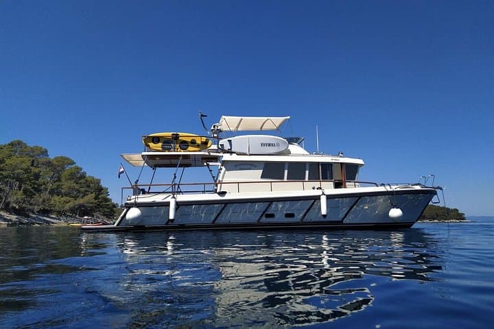 Private Yacht to Odysseus Cave from Korčula: Swim, Snorkel & Cliff-Jump photo 2