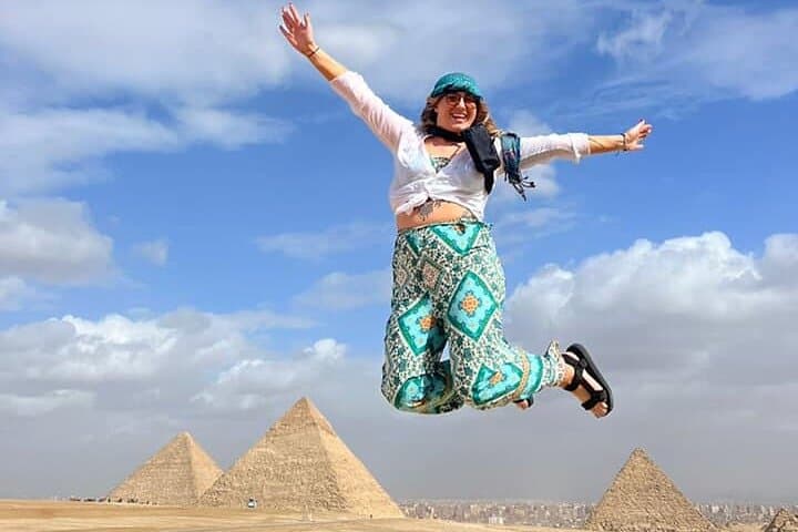 Giza Pyramids & Nile Dinner Cruise: Private Guided Tour with Belly Dancer