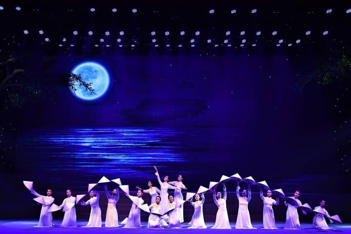 Charming Da Nang Show: Ao Dai, Champa Dance & Vietnamese Cultural Performance