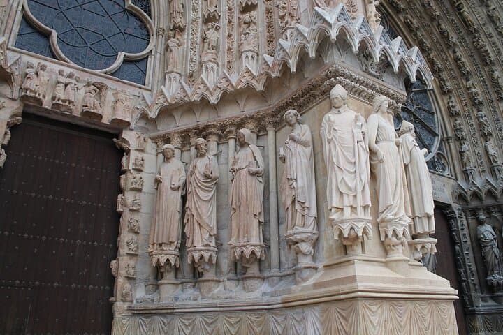 Private Transfer Paris to Reims with 2-Hour Stop in Epernay — Avenue de Champagne photo 4