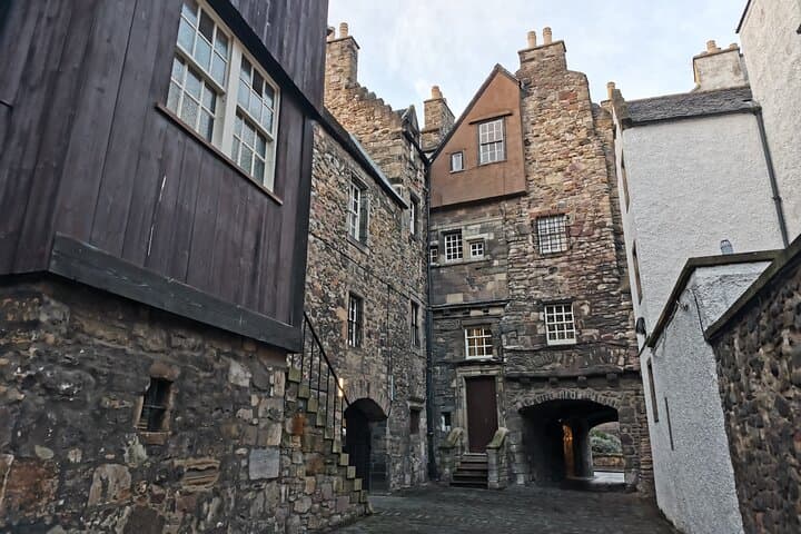 Royal Mile Walk: Self-Guided Outlander Tour of Edinburgh with Jule photo 1