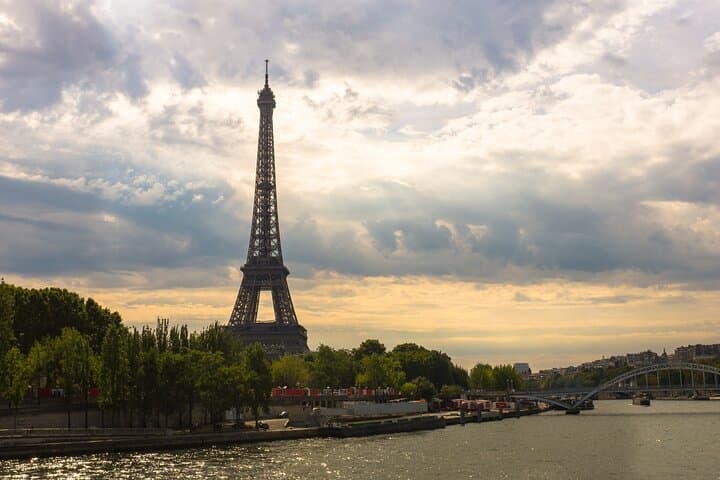 Private Full-Day Paris Tour: Louvre, Eiffel, Notre-Dame with Skip-the-Line Access photo 3