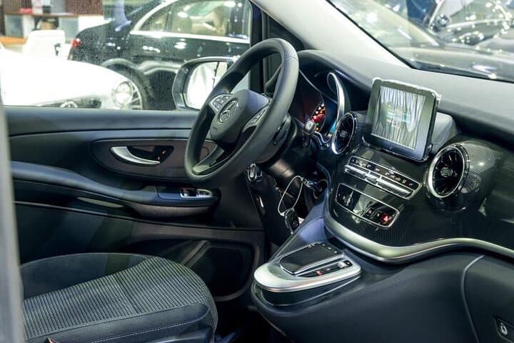 Dubai Luxury Private Airport Transfer — Mercedes Viano Door-to-Door Service photo 5