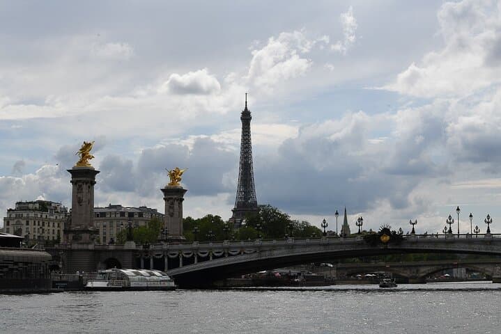 Private Seine Yacht Cruise: 90-Minute Paris Monuments Boat Tour photo 4