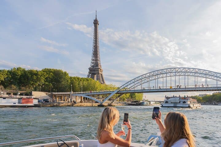 Private Seine Yacht Cruise: 90-Minute Paris Monuments Boat Tour