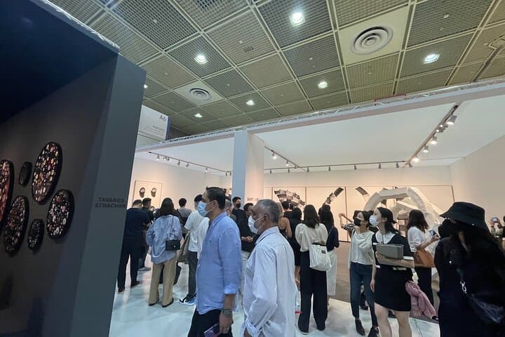 Gangnam Art Tour: Private Cheongdam Gallery Walk in Seoul photo 3