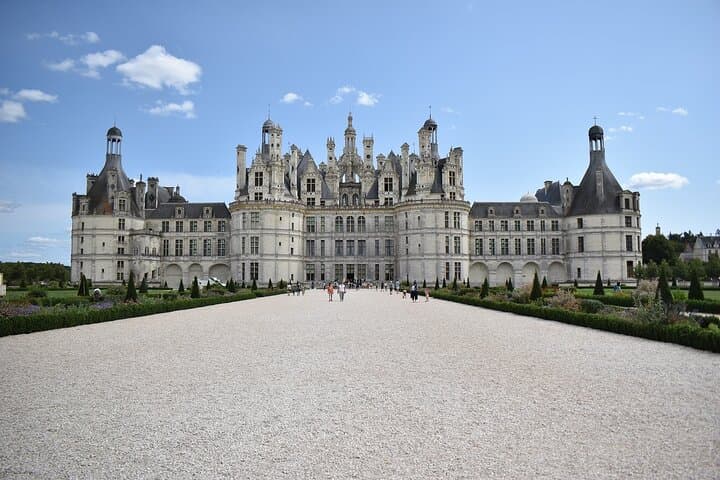 Private Full-Day Loire Valley Châteaux Tour from Paris — Chenonceau & Clos Lucé photo 2