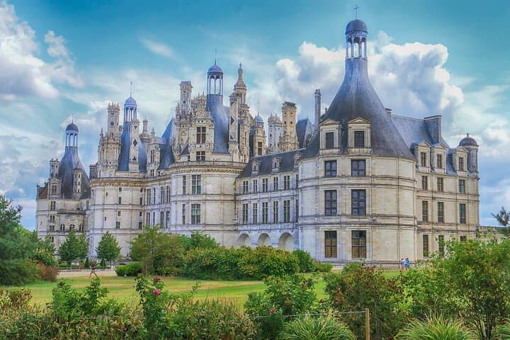 Private Full-Day Loire Valley Châteaux Tour from Paris — Chenonceau & Clos Lucé