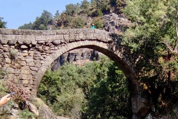 Serra da Cabreira & Gerês: Waterfalls, Medieval Bridges and Mountain Villages Day Tour from Braga