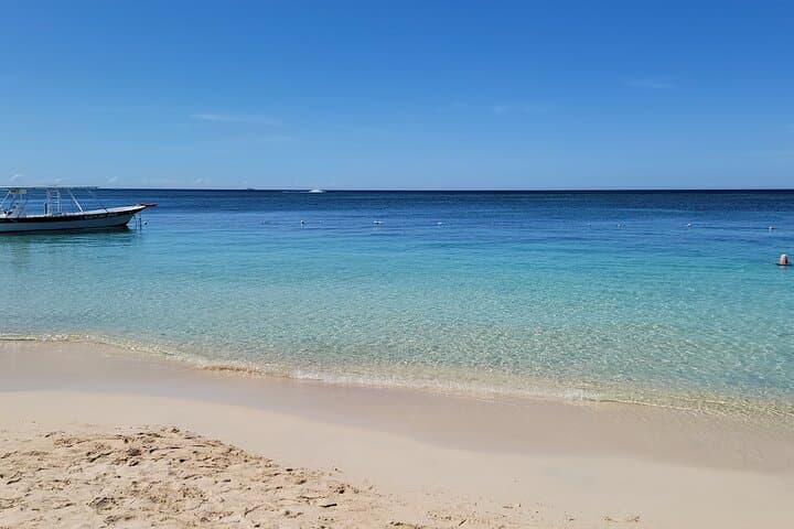 Private Roatán Island Tour and Snorkel at West Bay Beach photo 3