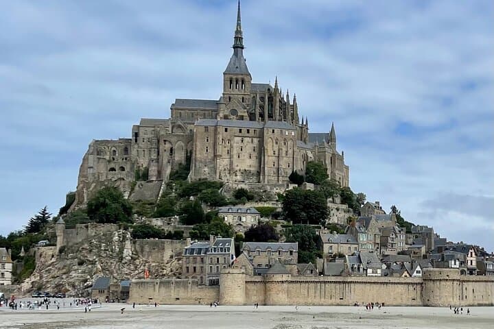 Private Shuttle to Mont Saint-Michel: Guided Day Trip from Bayeux or Caen