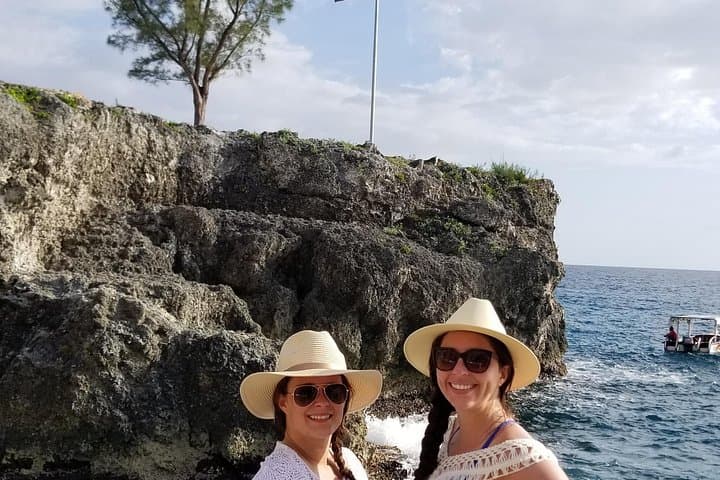 Experience the Wonders of Negril: Seven Mile Beach and Cliff Diving at Rick's Café photo 2