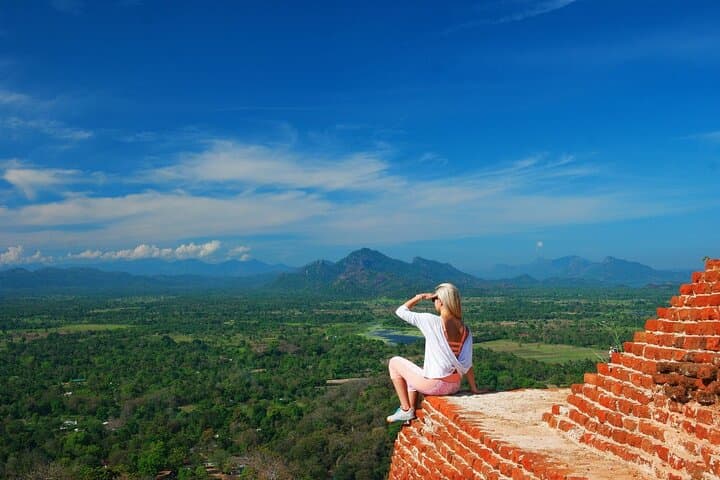 Budget Day Tour to Sigiriya, Dambulla and Habarana Safari from Colombo