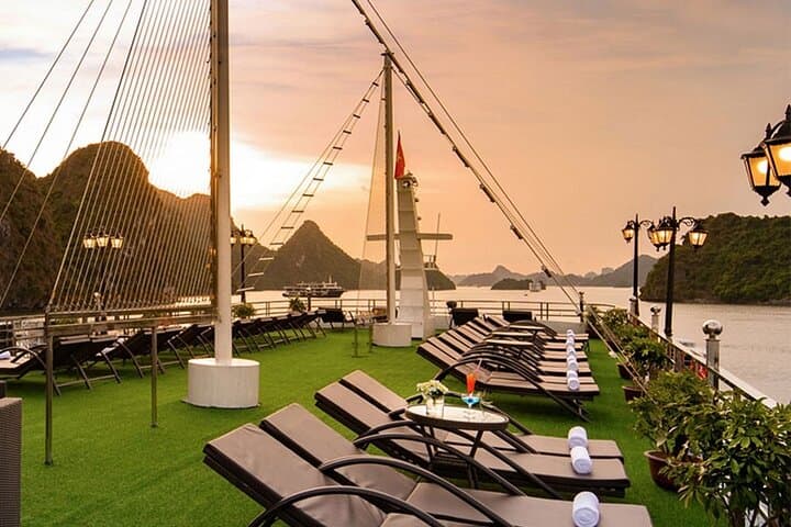 2-Day La Pandora Cruise: Halong & Lan Ha Bay Overnight Cruise
