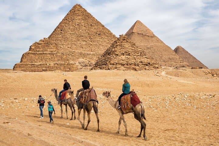 Private Tour to Giza Pyramids and Sphinx — 2-Hour Guided Visit from Cairo