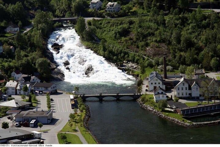 Geiranger from Hellesylt: Dalsnibba & Djupvatn Scenic Bus Tour photo 5