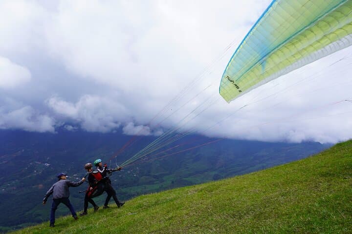 Guatapé Day Trip from Medellín: El Peñol Climb, Speedboat & Paragliding photo 4
