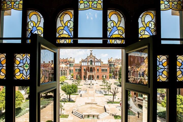 Unlock Barcelona: The Ultimate City Card for Museums and Public Transport Access photo 4