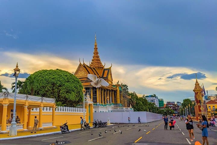 Koh Dach Silk Island & Phnom Penh Private Day Tour — City Sights and Traditional Weaving photo 1