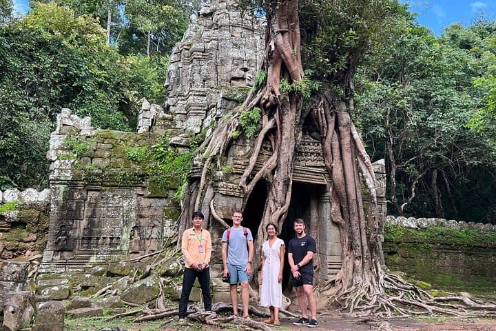 Sunrise at Angkor Wat: 2-Day Private Tour to Banteay Srei and Kampong Phluk