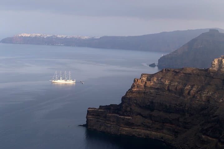Santorini Luxury Private Tour — Oia, Wine Tasting & Black Sand Beach (5‑Hour) photo 4