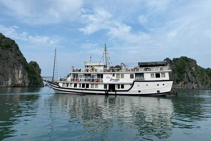 Boutique Overnight Cruise in Bai Tu Long Bay: Quiet Halong Bay Escape photo 1