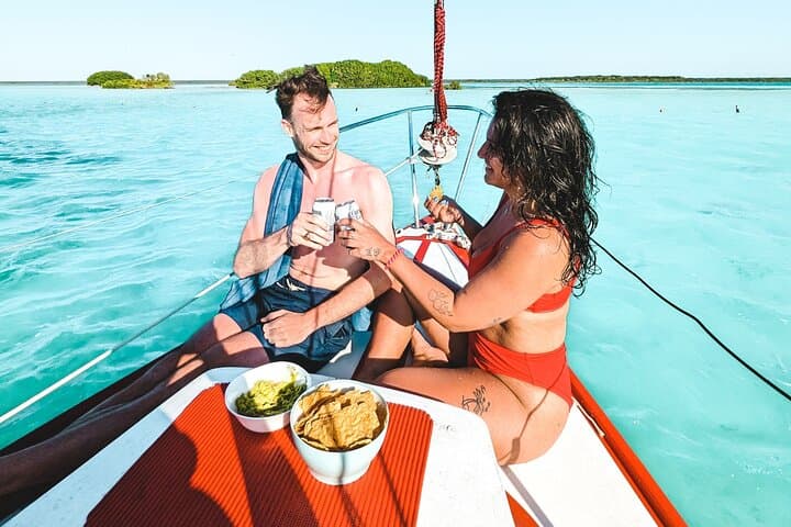 Private Bacalar Sailing Tour — 4-Hour Laguna de Bacalar Cruise with Guacamole & Drinks