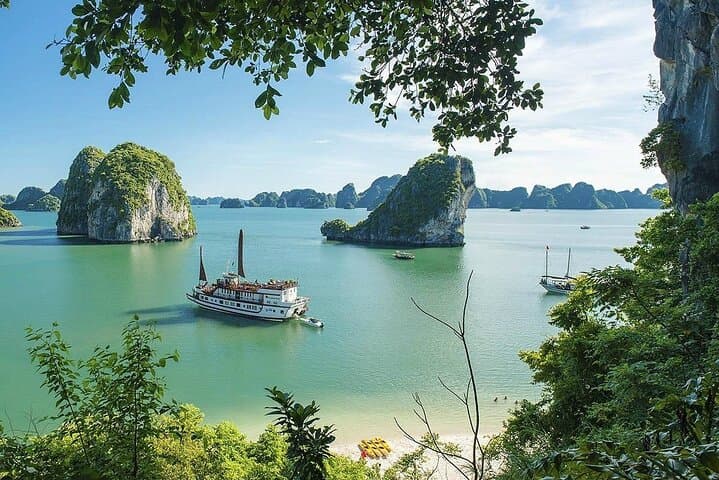 Bai Tu Long Bay 2-Day Wooden Boat Cruise with Kayaking & Vung Vieng Village