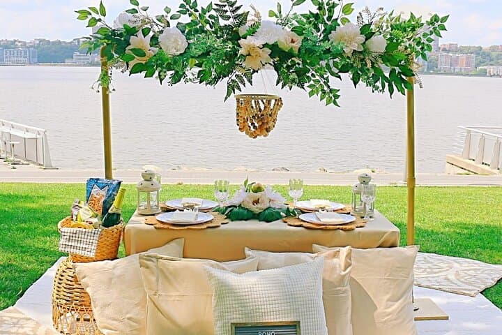 Central Park Luxury Picnic for Two — Private 2-Hour Styled Picnic in Manhattan