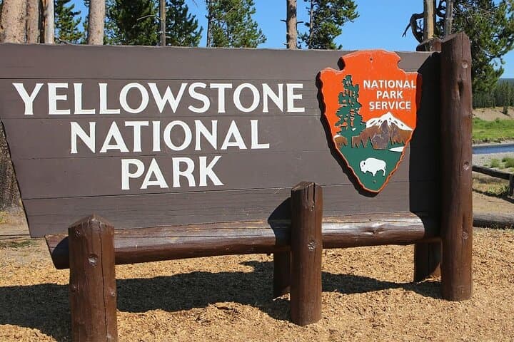 7-Day Mt. Rushmore, Yellowstone & Arches National Parks Tour from Denver